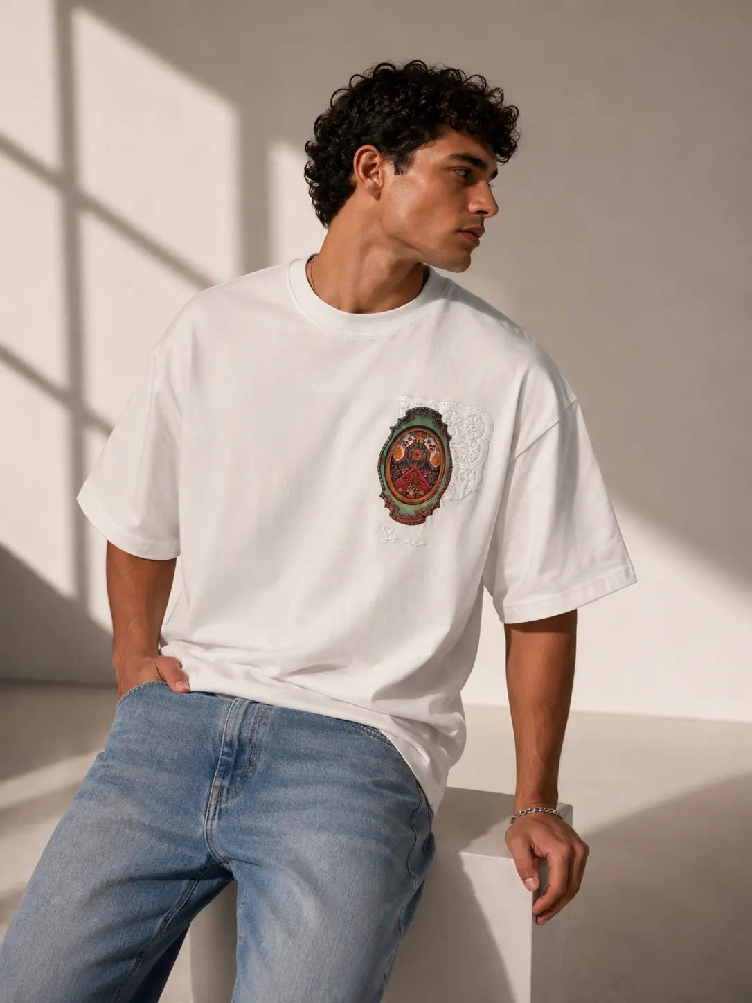 Unisex Vintage Frame embroidered graphic t-shirt HECLIC